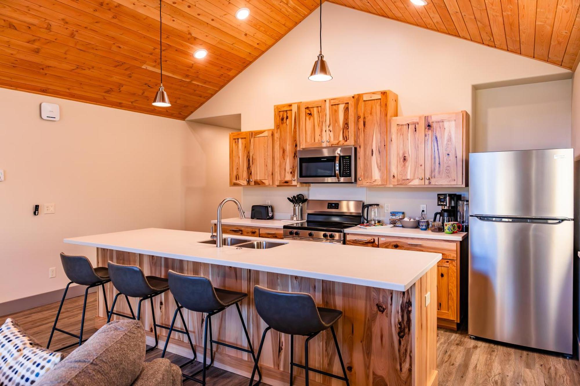 Lakeshore Lodging Suites Хомер Экстерьер фото