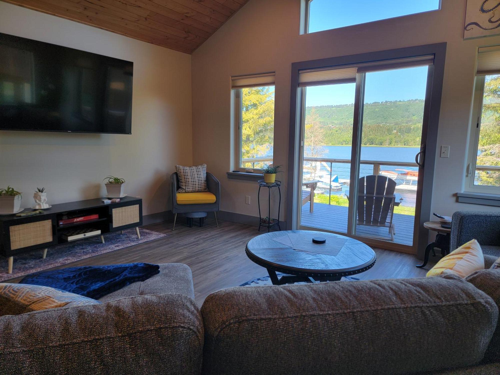Lakeshore Lodging Suites Хомер Экстерьер фото